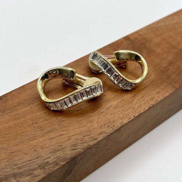 Vintage 80s Gold Tone Clip-On Earrings Curved Baguette Rhinestone Wave Retro - Picture 1 of 5